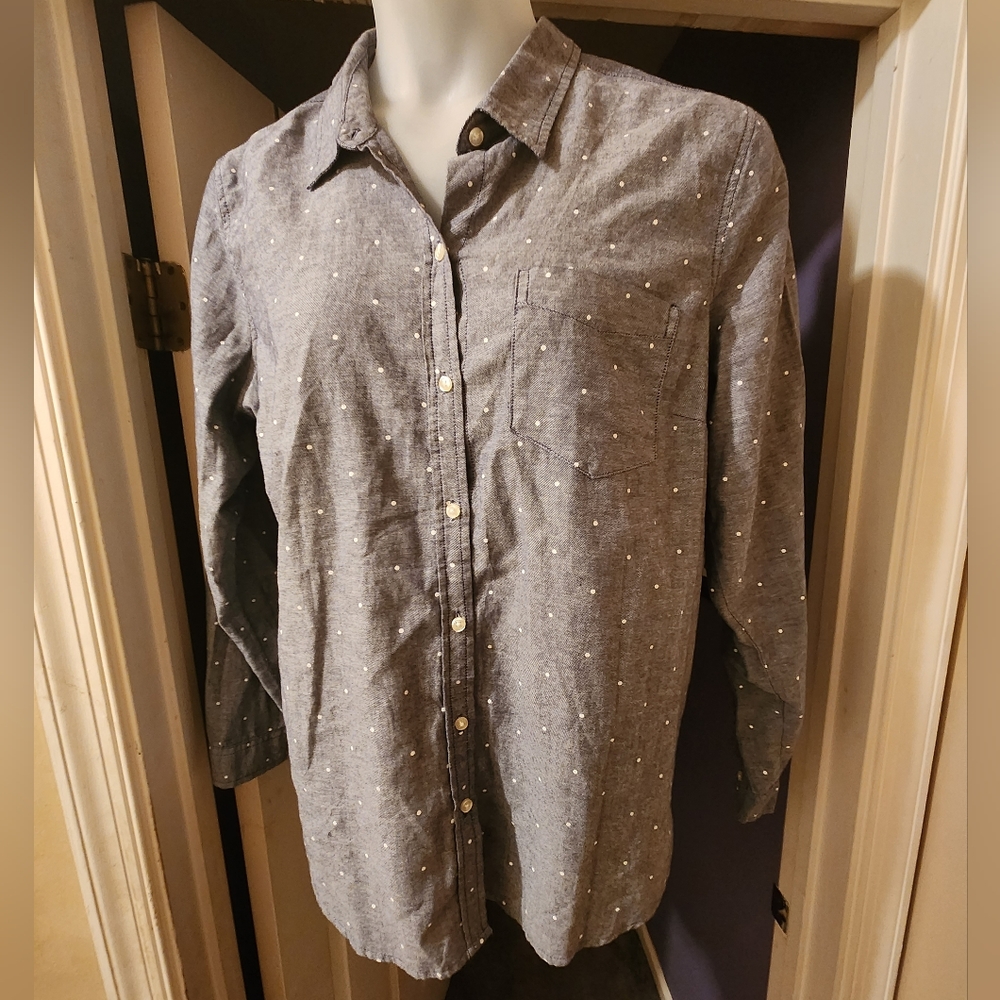 Ladies Old Navy polka-dot buttons shirt